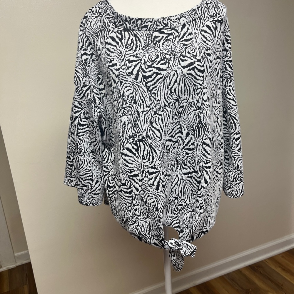 Poof! New York, Black & White, EUC, Bottom Front Tie,  Relaxed Blouse, P2P 24”